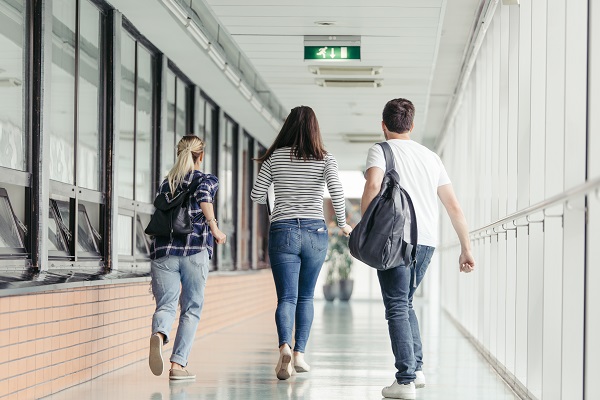 Studenti si avviano verso un'uscita di emergenza.